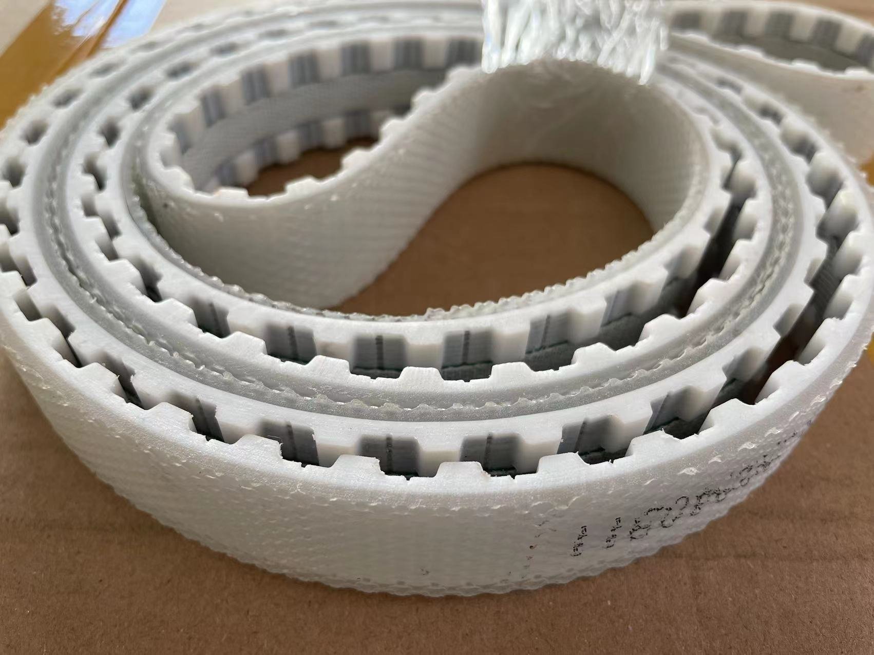 解析PU同步帶的優(yōu)勢(shì)與特點(diǎn)：為何它成為工業(yè)傳動(dòng)的熱門選擇